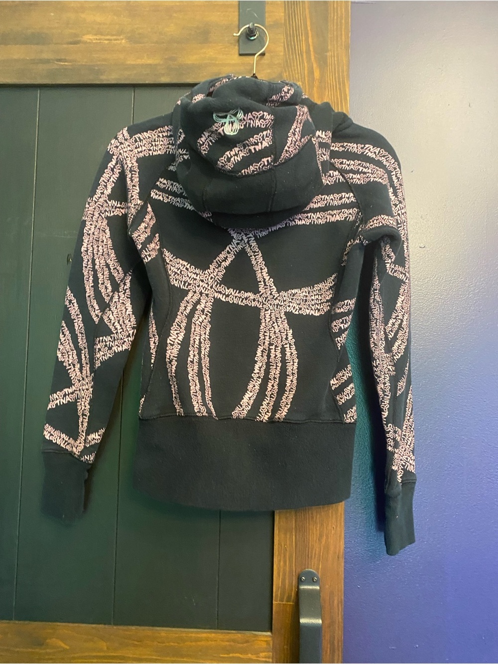 Rare Aritzia TNA Black Zip Hoodie with Pink Pattern Size XS - Picture 6 of 6